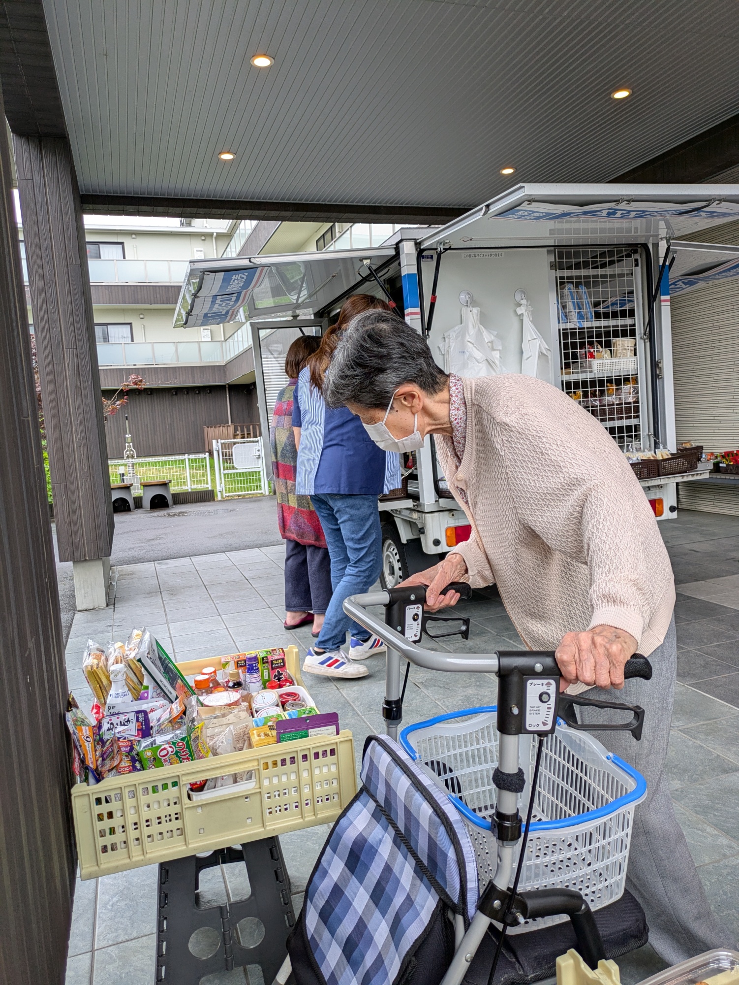 移動販売のコンビニでお買い物-2　ニチイホーム北浦和