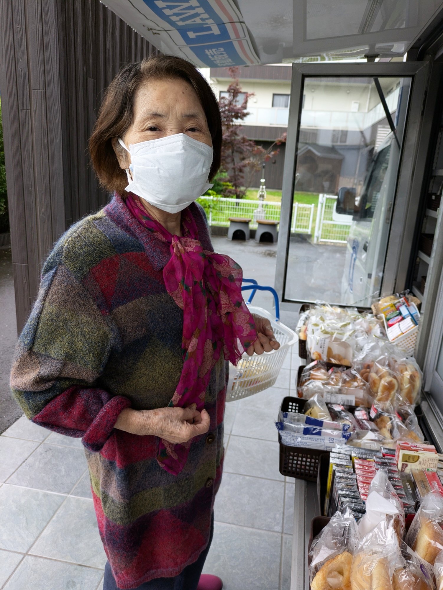 移動販売のコンビニでお買い物-3　ニチイホーム北浦和