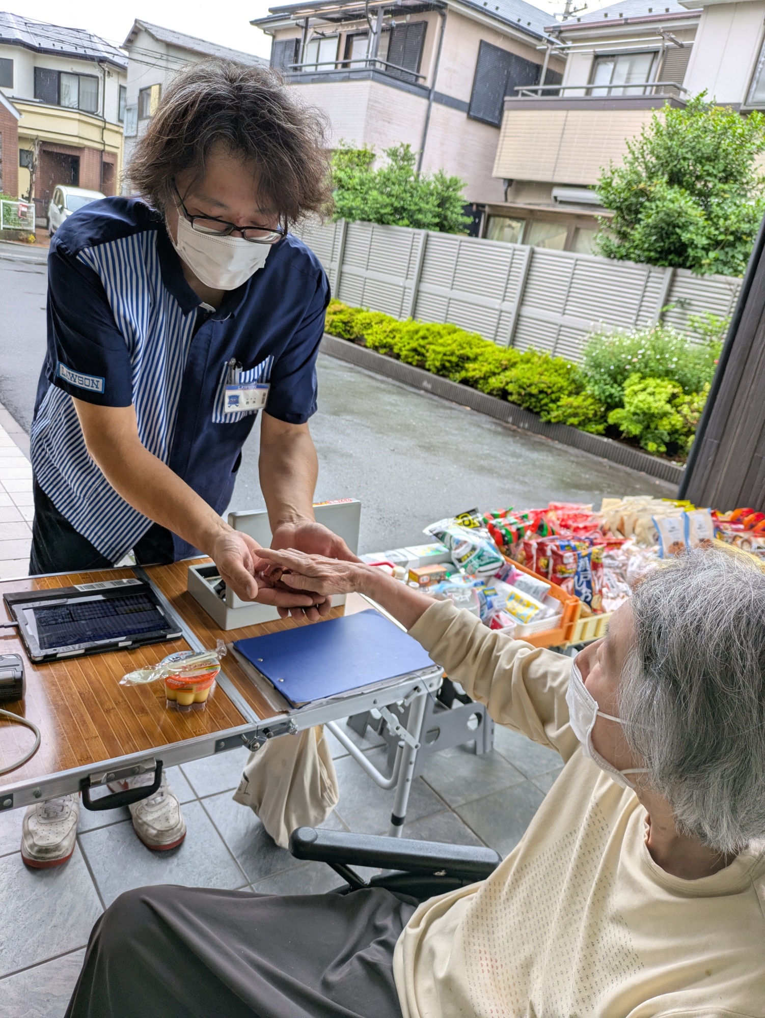 移動販売のコンビニでお買い物-4　ニチイホーム北浦和
