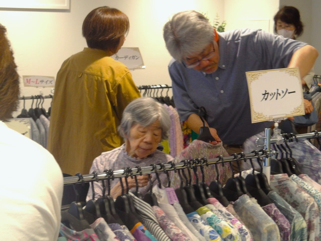 訪問衣類販売に来ていただきました-4　ニチイホーム南大井