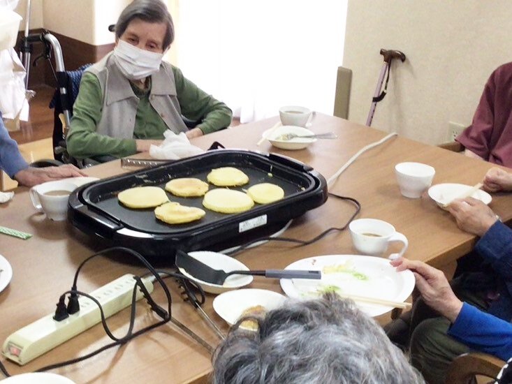 ふんわりどら焼き作り-3　ニチイホーム中野南台