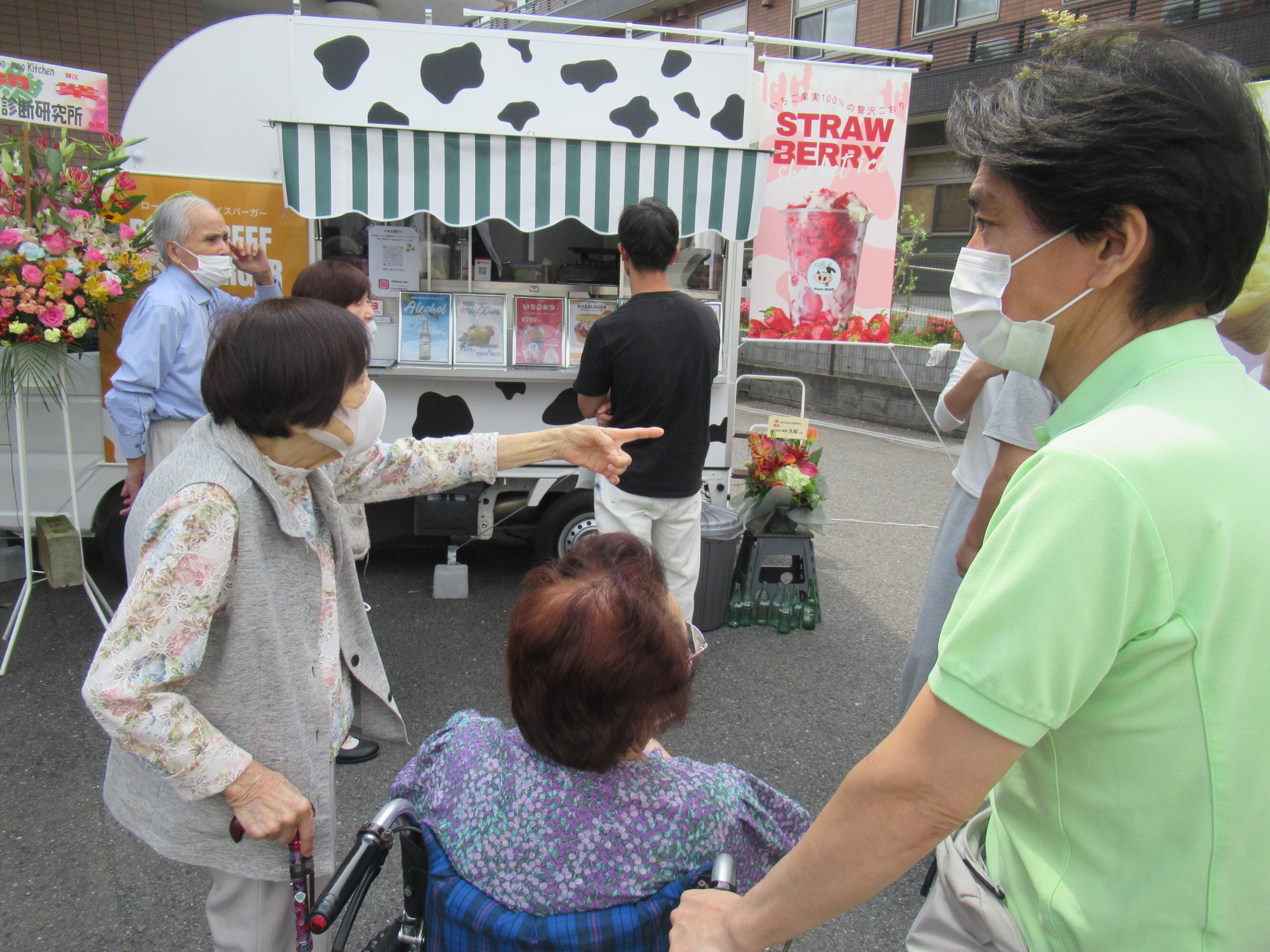 キッチンカーで楽しいひとときー１　ニチイホーム王禅寺