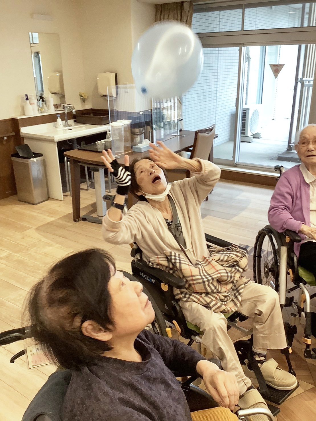 チーム対抗風船バレー-2　ニチイホーム鷺ノ宮