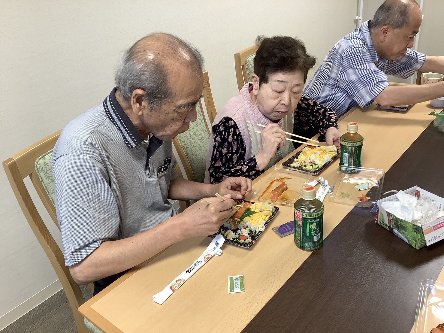 お寿司の出前ランチ-2　ニチイホーム鷺ノ宮