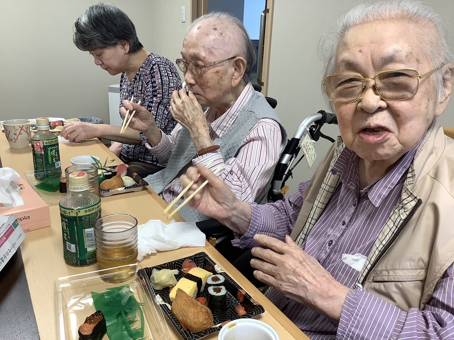 お寿司の出前ランチ-3　ニチイホーム鷺ノ宮