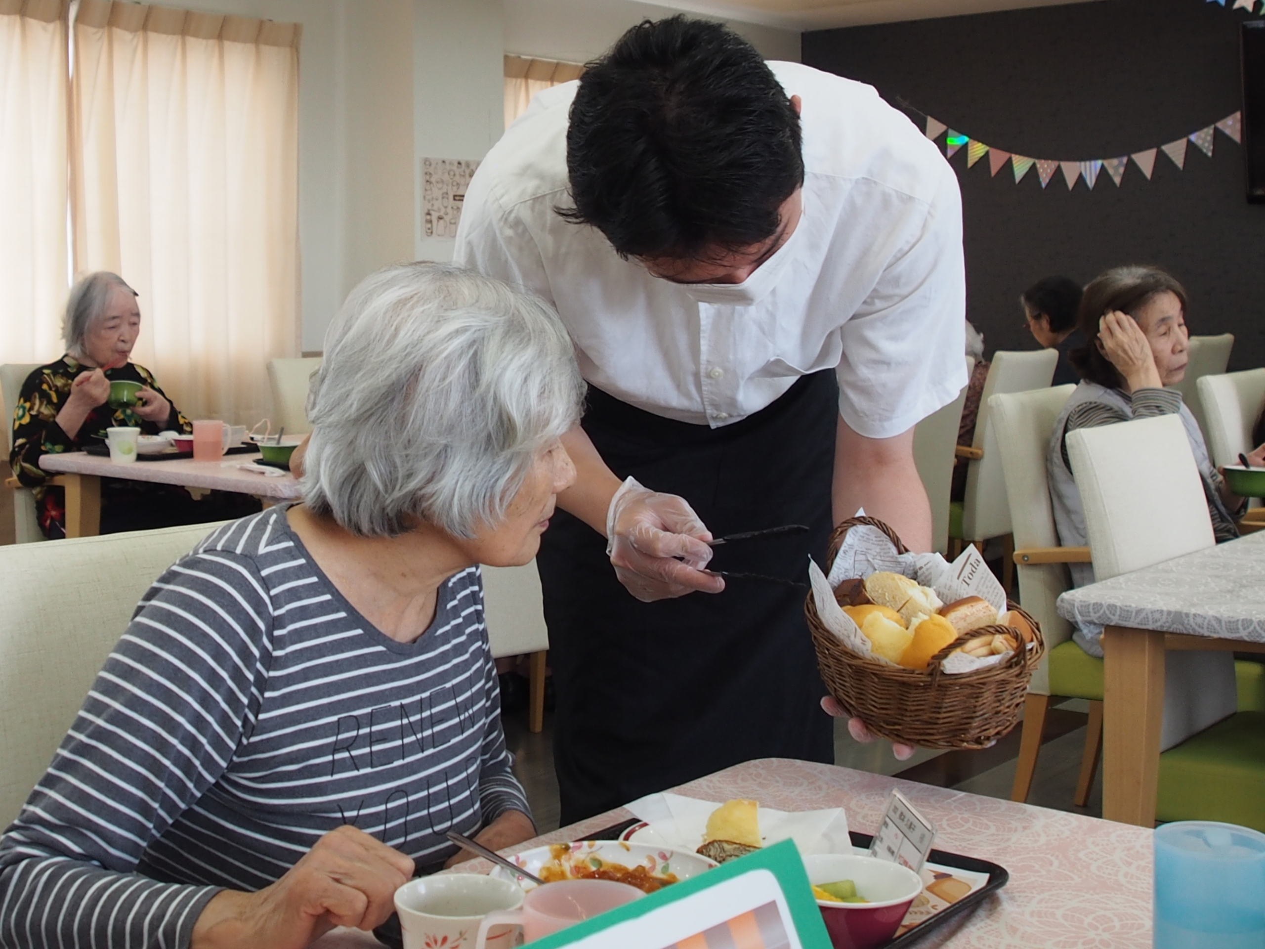 昼食にパンバイキングを開催しました！　ニチイメゾン三和町