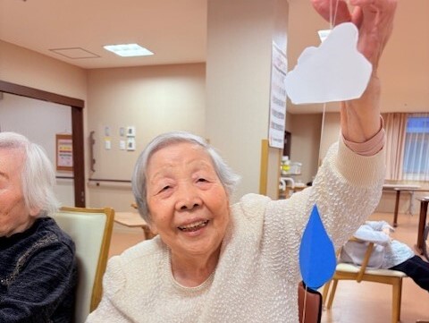色とりどりの傘のトンネルで気分も晴れやかに　ニチイメゾン瀬田Ⅱ番館