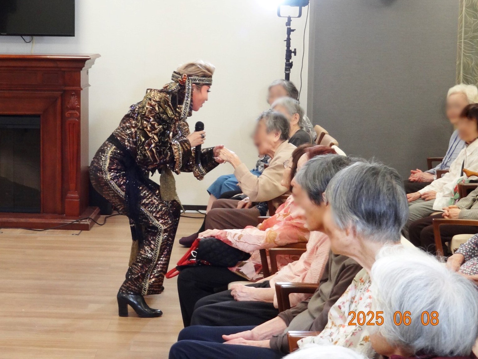 心揺さぶる圧巻のステージ！呼華歌劇団、感動と笑顔の渦に-1　ニチイホーム渋谷本町