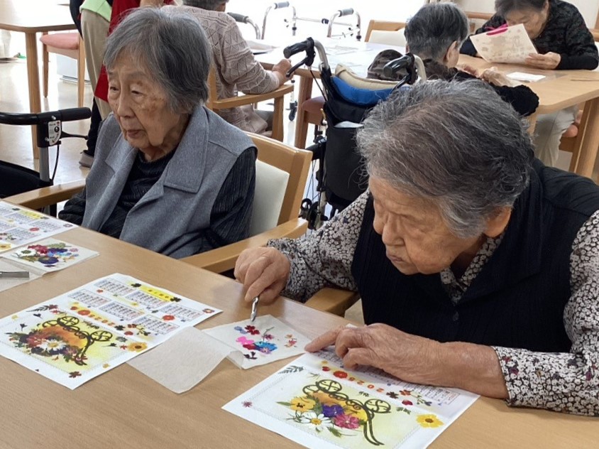 ニチイメゾン栗東押し花カレンダー20250627４