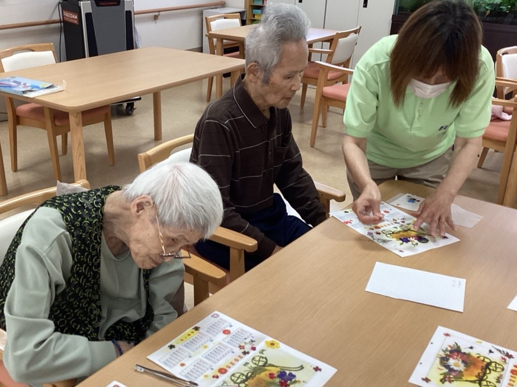ニチイメゾン栗東押し花カレンダー20250627６