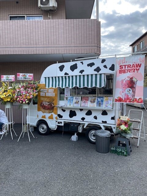 キッチンカーが来ました-1　ニチイホームはるひ野Ⅱ番館