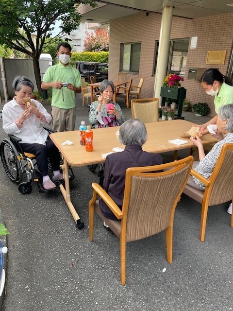 キッチンカーが来ました-3　ニチイホームはるひ野Ⅱ番館