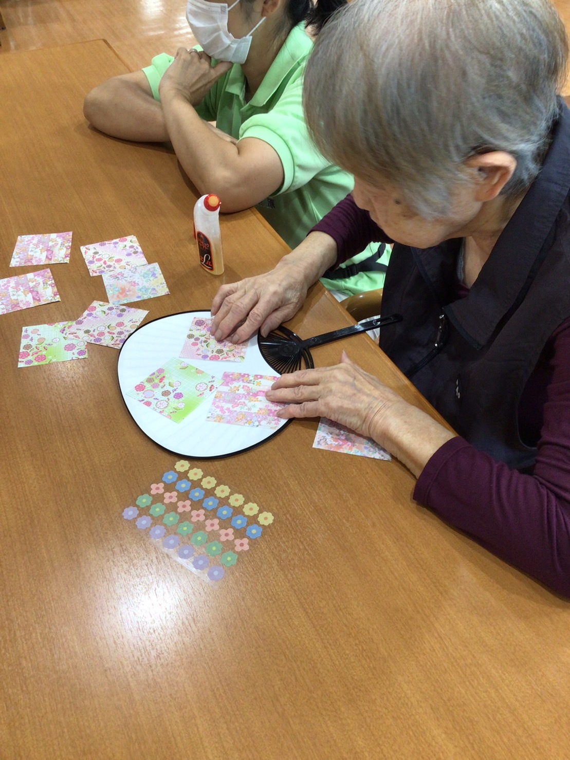 うちわ作り-4　ニチイホーム板橋徳丸