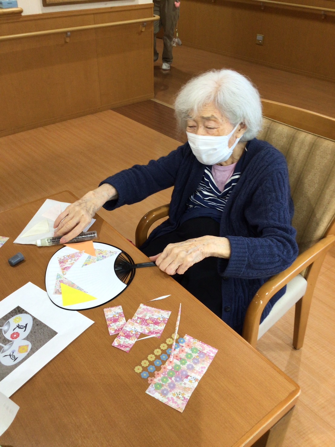 うちわ作り-1　ニチイホーム板橋徳丸