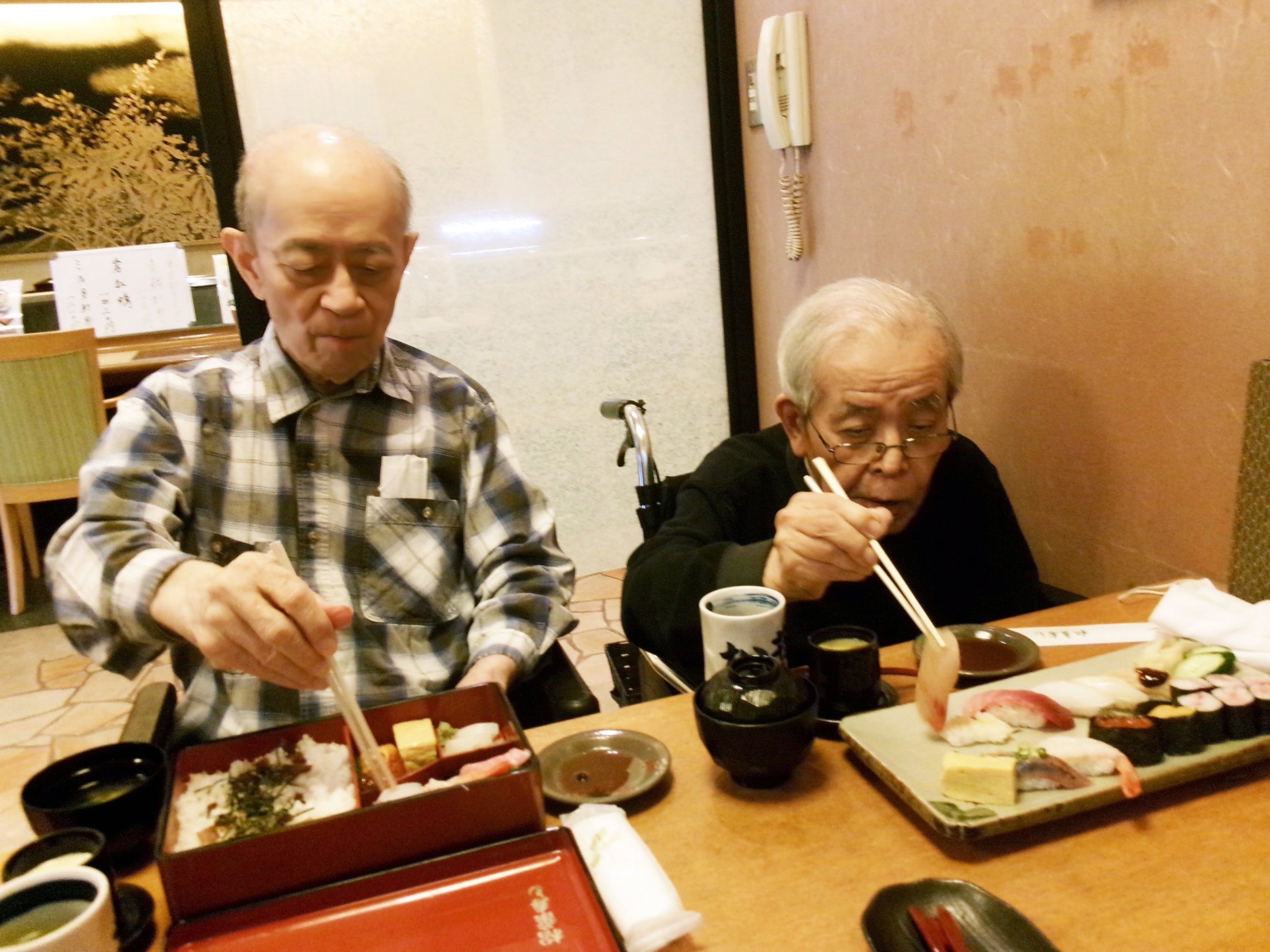 寿司屋で外食-1　ニチイホーム上星川