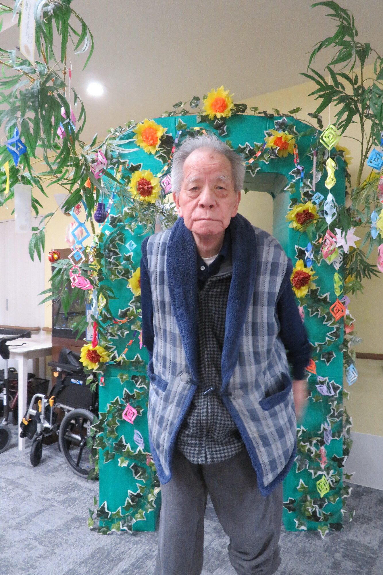 七夕飾りと103歳のお祝い-2　ニチイホーム三鷹Ⅱ番館