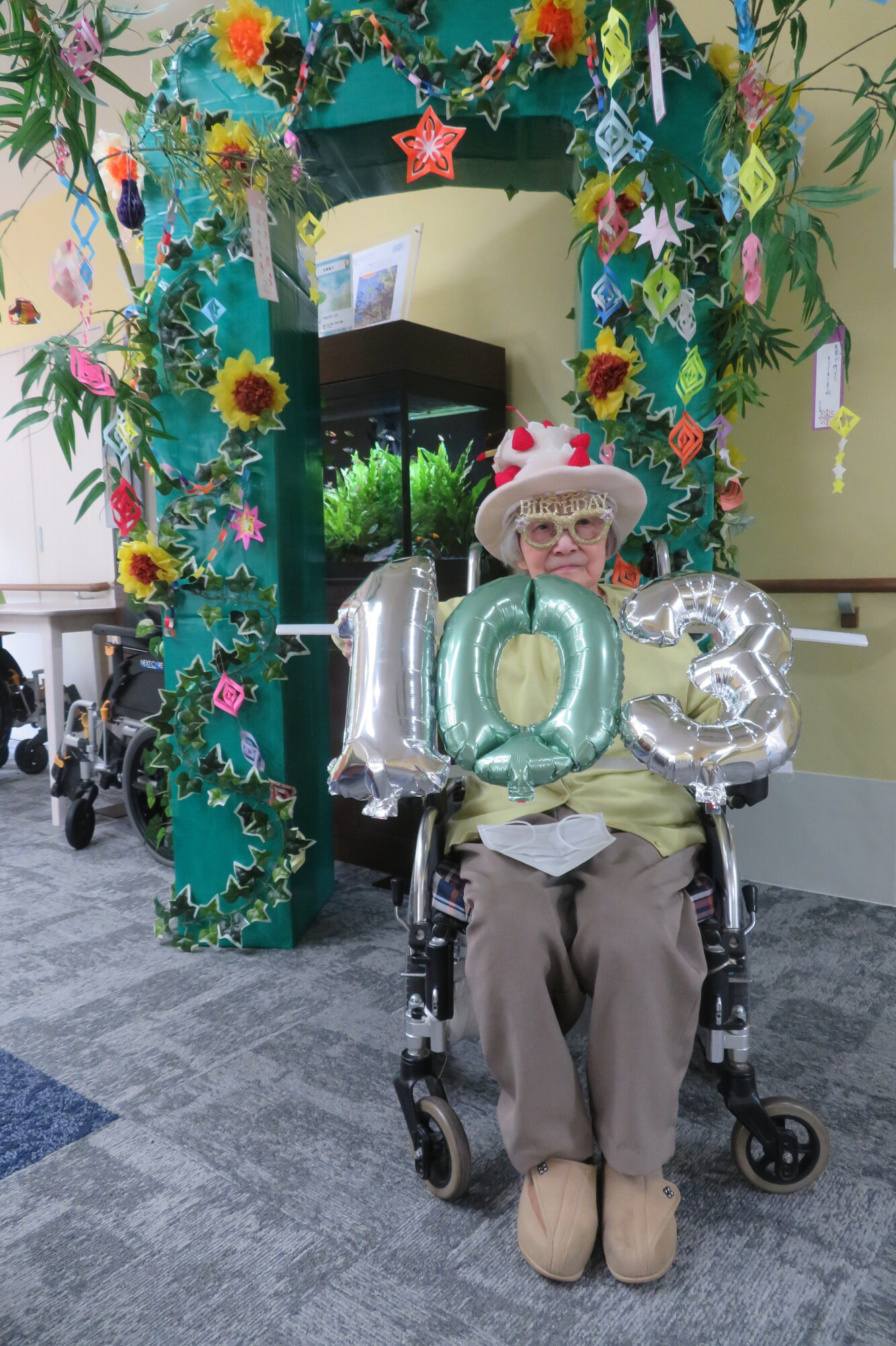 七夕飾りと103歳のお祝い-5　ニチイホーム三鷹Ⅱ番館