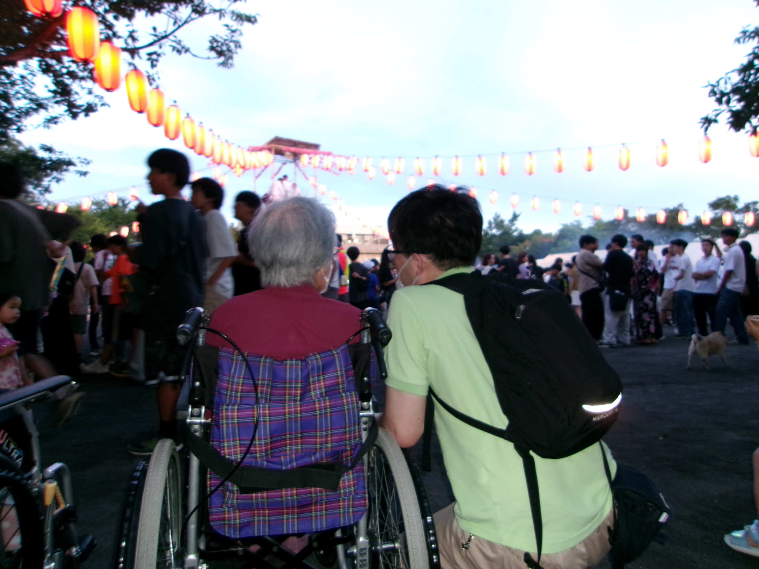 近隣公園での盆踊り-3　ニチイホームたまプラーザ