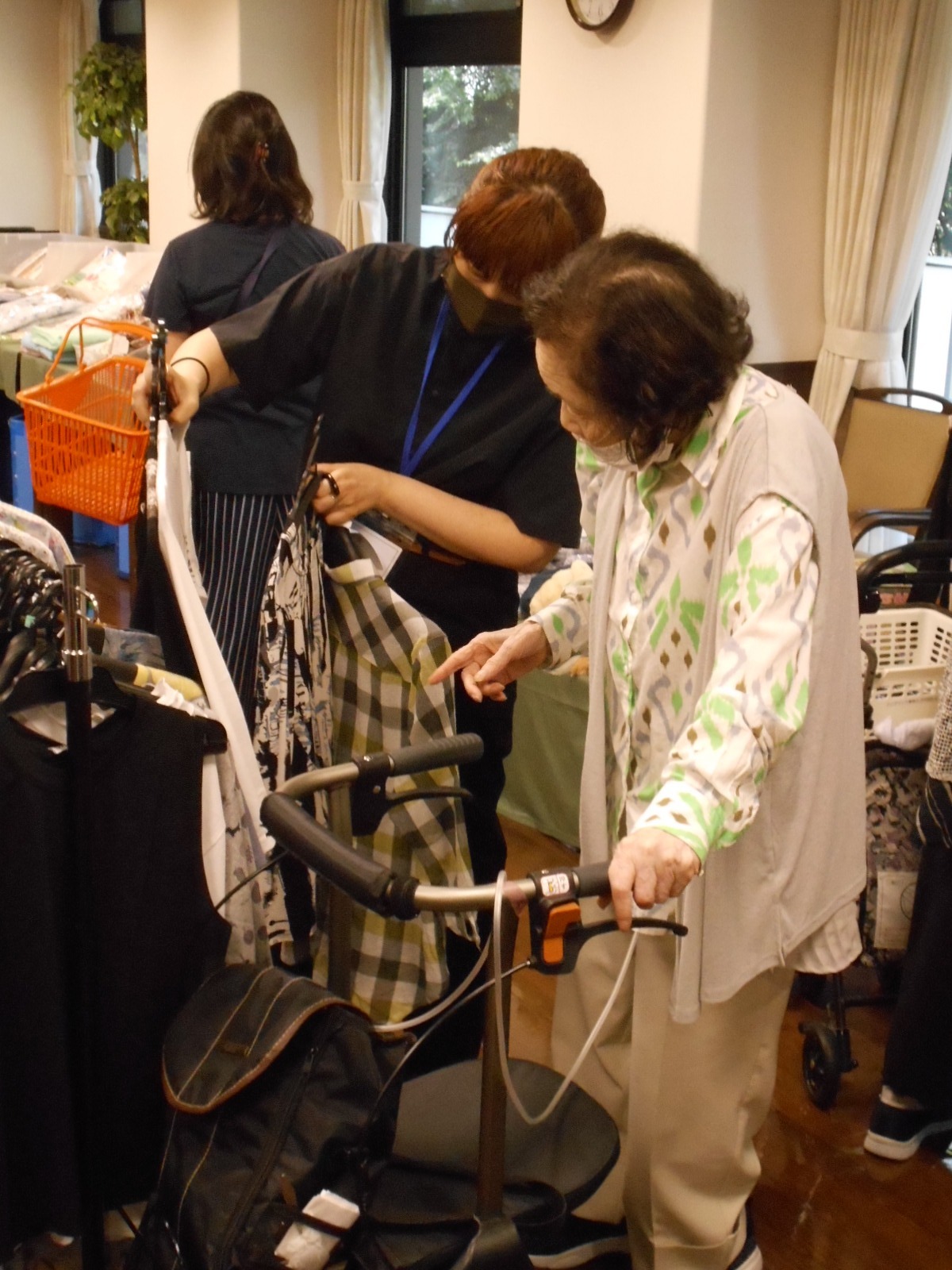 衣類展示販売会-2　ニチイホーム江古田の杜