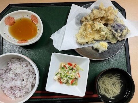 天ぷらで笑顔の食卓-2　ニチイホームはるひ野Ⅱ番館