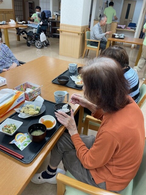 天ぷらで笑顔の食卓-1　ニチイホームはるひ野Ⅱ番館