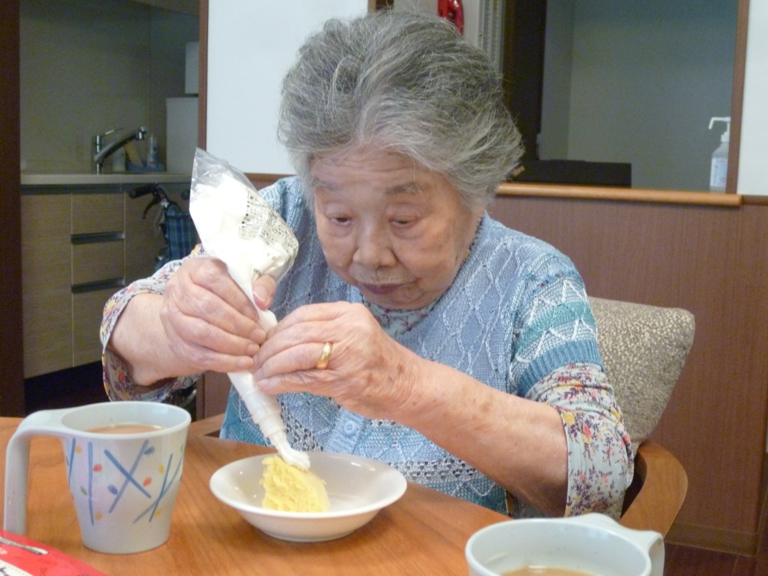 笑顔あふれるケーキ作り-4　ニチイホーム東船橋