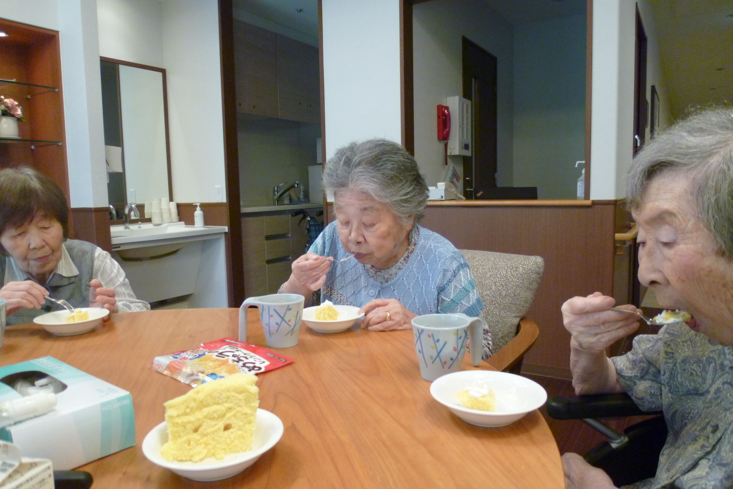 笑顔あふれるケーキ作り-5　ニチイホーム東船橋