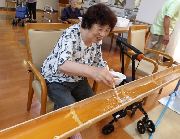 恒例の流しそうめん-1　ニチイホーム仲町台Ⅱ番館