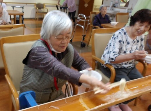 恒例の流しそうめん-2　ニチイホーム仲町台Ⅱ番館