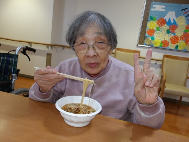 恒例の流しそうめん-3　ニチイホーム仲町台Ⅱ番館