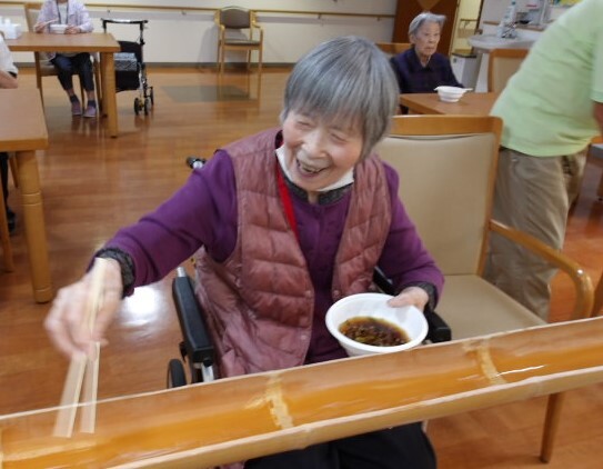 恒例の流しそうめん-4　ニチイホーム仲町台Ⅱ番館