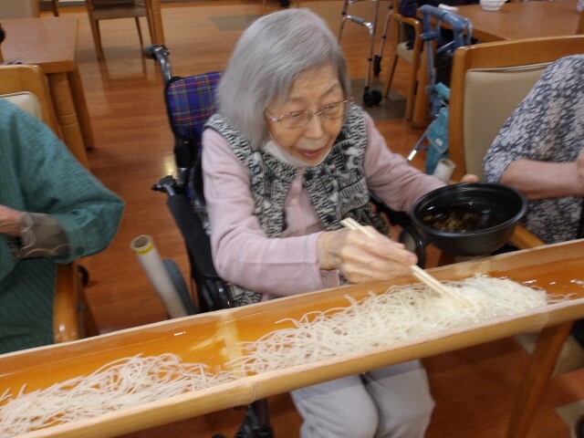 恒例の流しそうめん-5　ニチイホーム仲町台Ⅱ番館