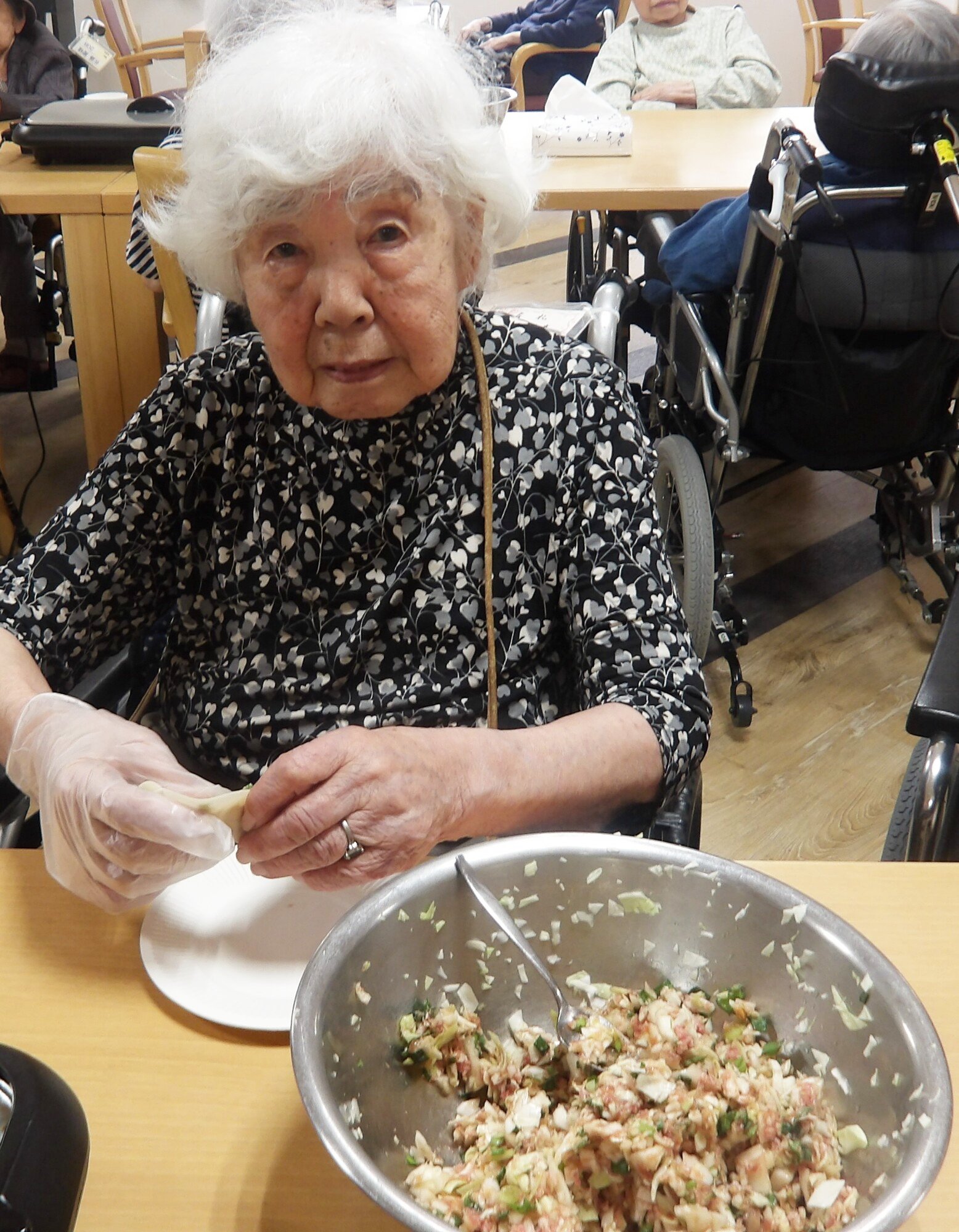 餃子作りに挑戦-1　ニチイホーム練馬高野台