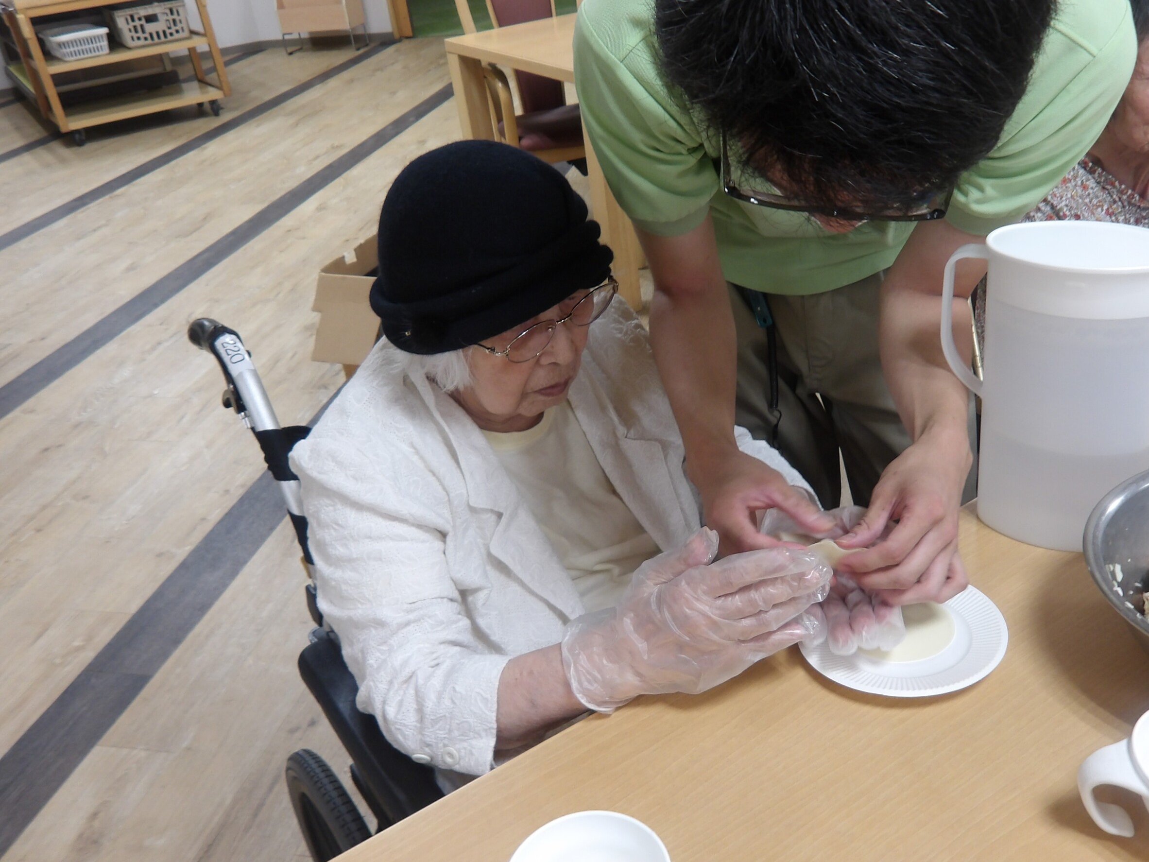 餃子作りに挑戦-2　ニチイホーム練馬高野台