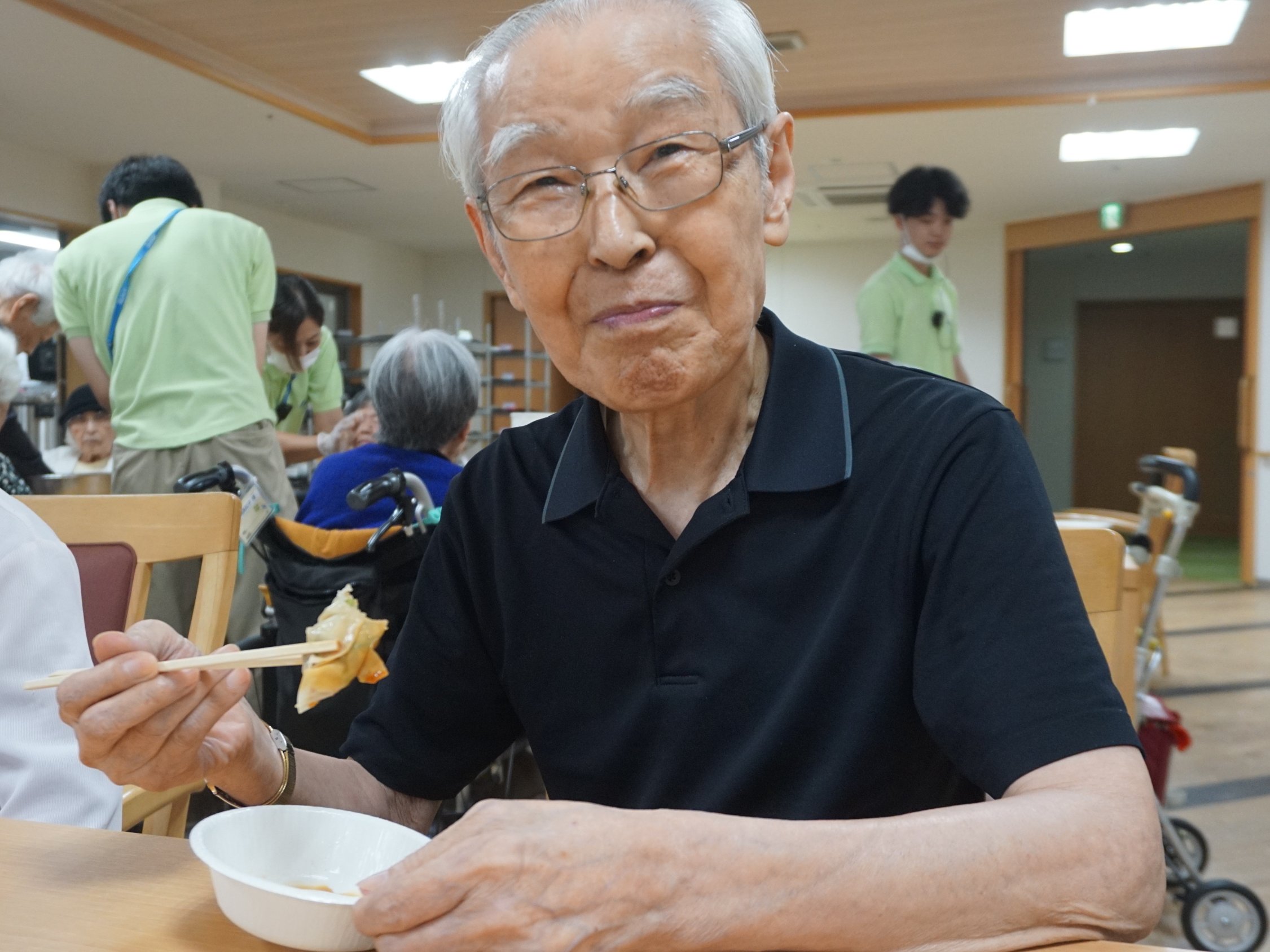 餃子作りに挑戦-3　ニチイホーム練馬高野台