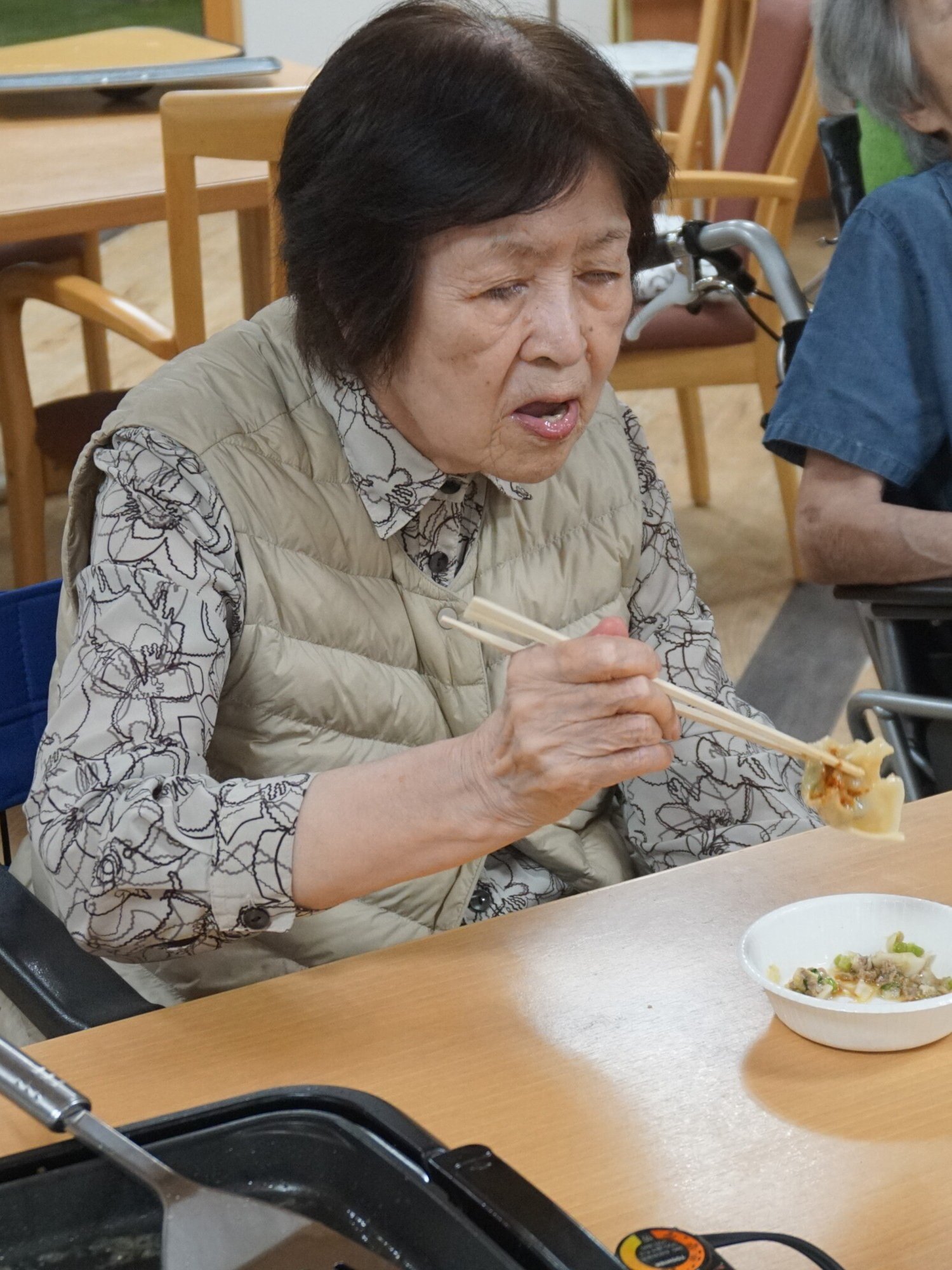 餃子作りに挑戦-5　ニチイホーム練馬高野台