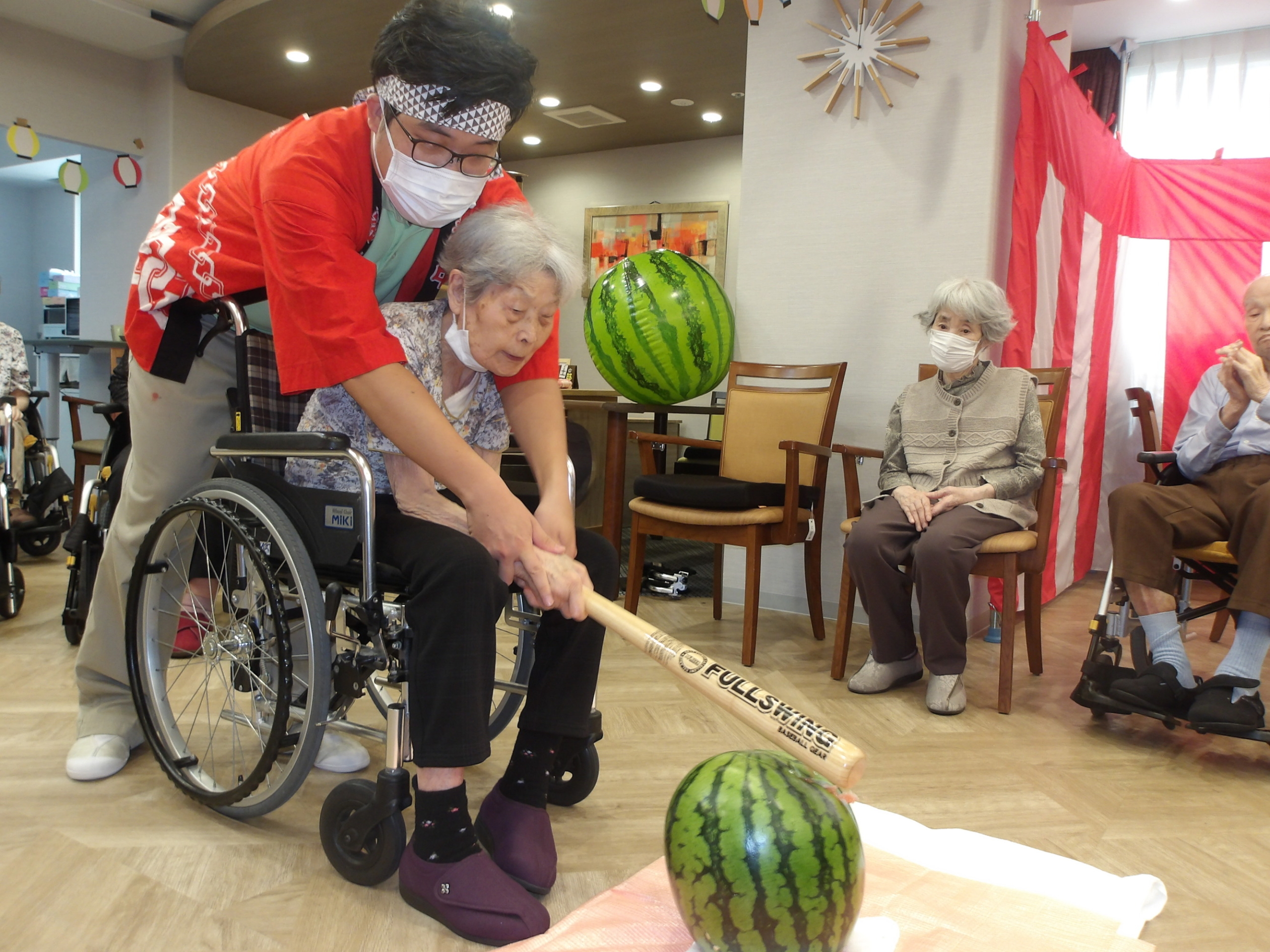 納涼祭2025②スイカ割り、お神輿と盆踊り-1　ニチイホーム野方