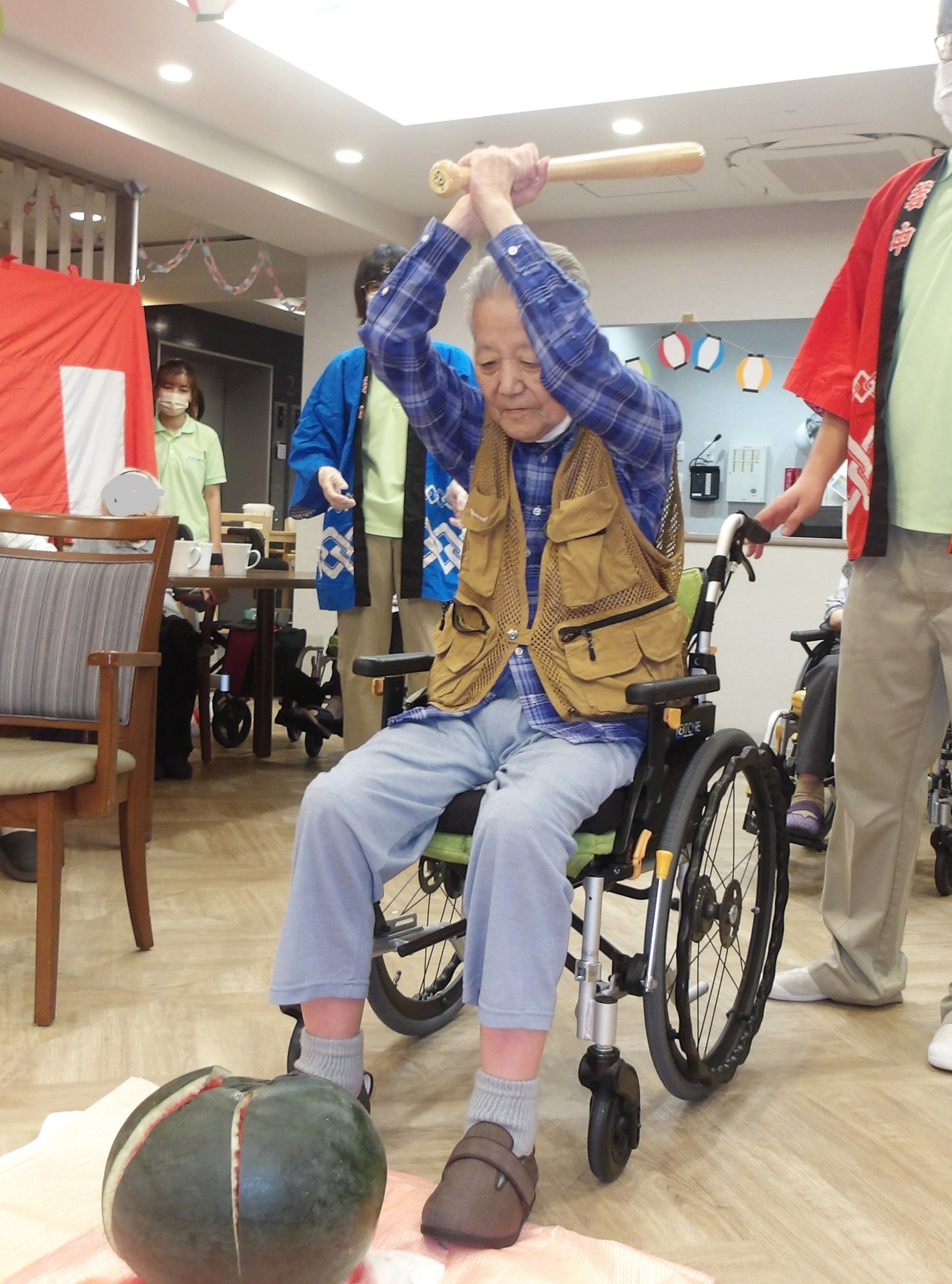 納涼祭2025②スイカ割り、お神輿と盆踊り-2　ニチイホーム野方