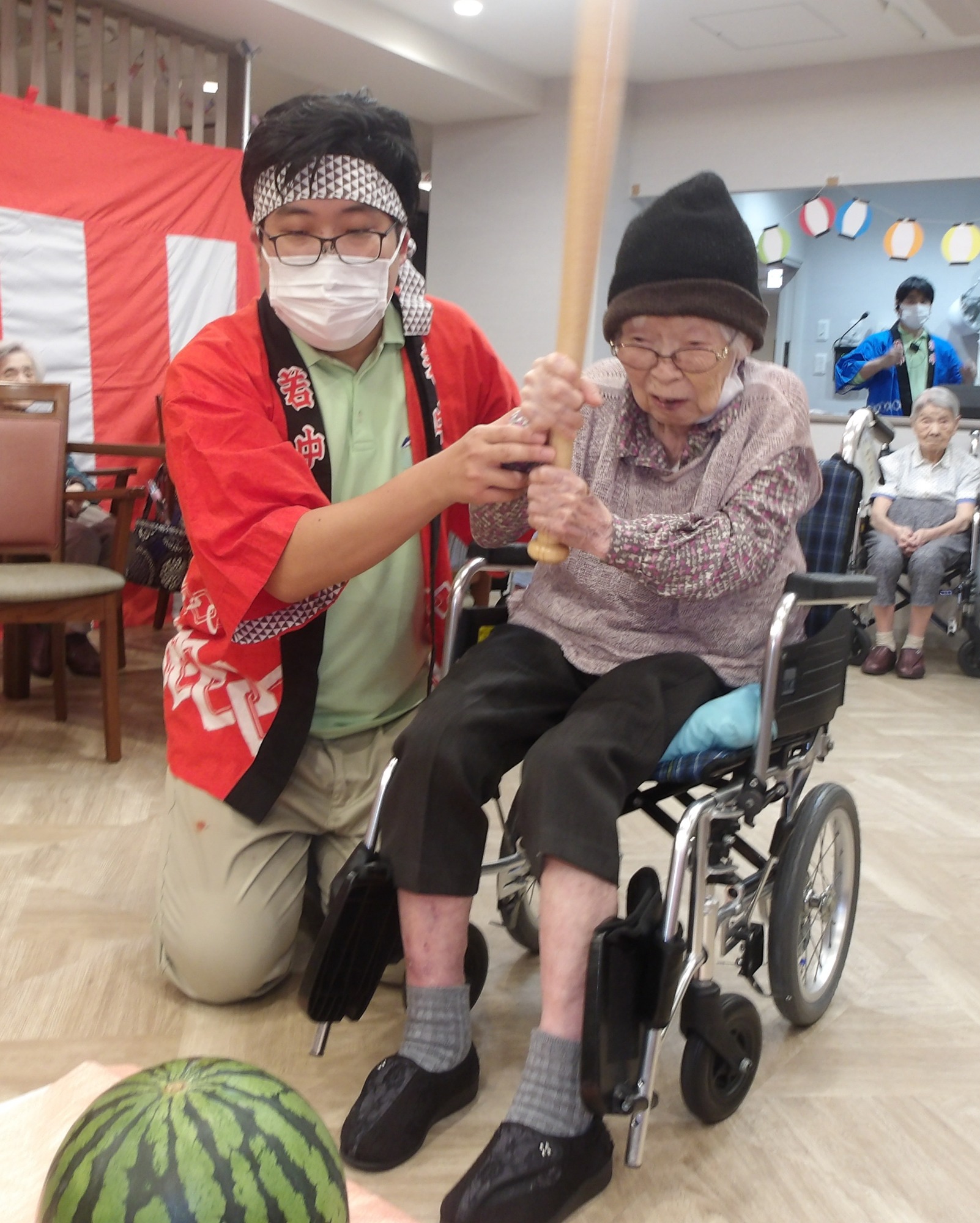 納涼祭2025②スイカ割り、お神輿と盆踊り-3　ニチイホーム野方