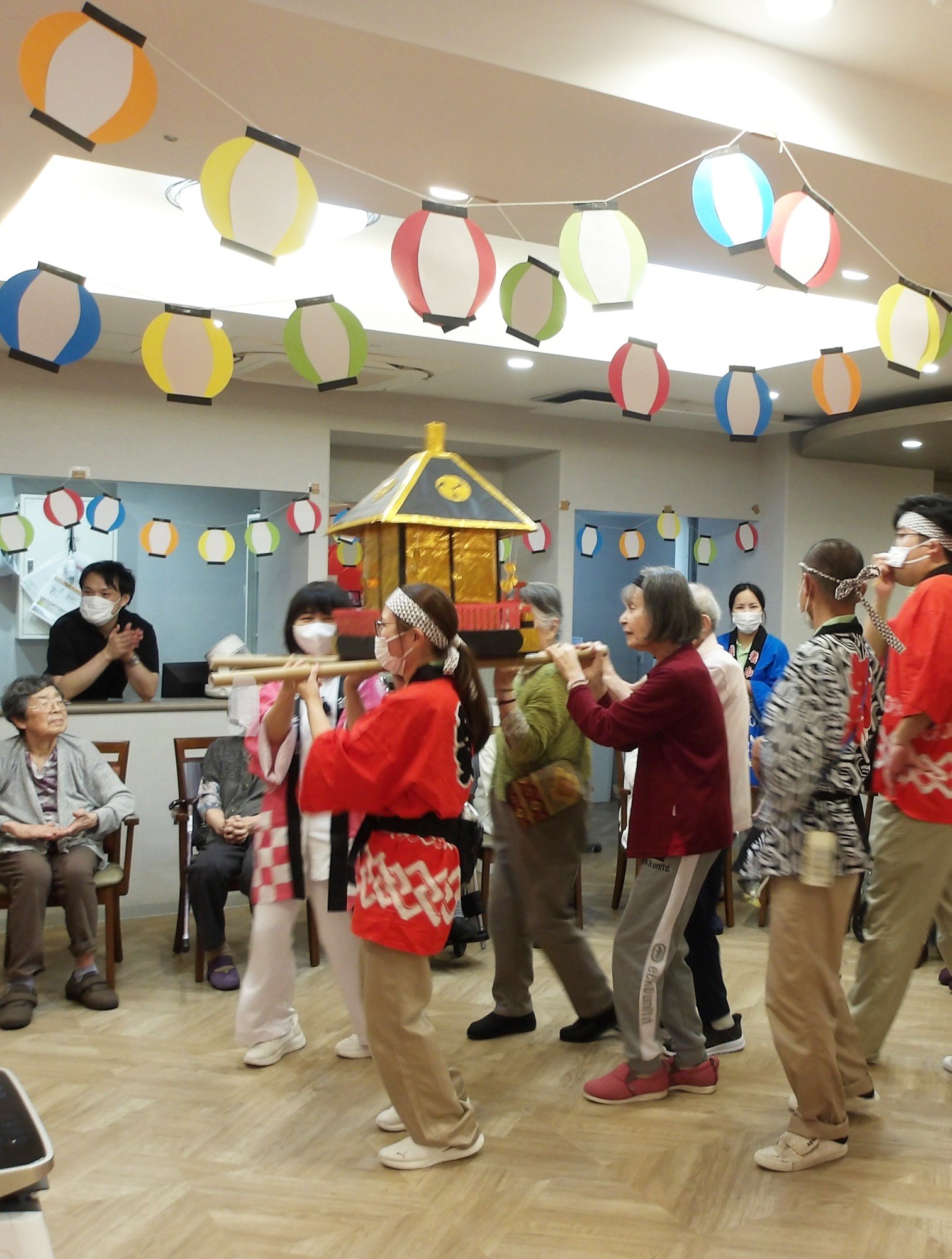 納涼祭2025②スイカ割り、お神輿と盆踊り-4　ニチイホーム野方