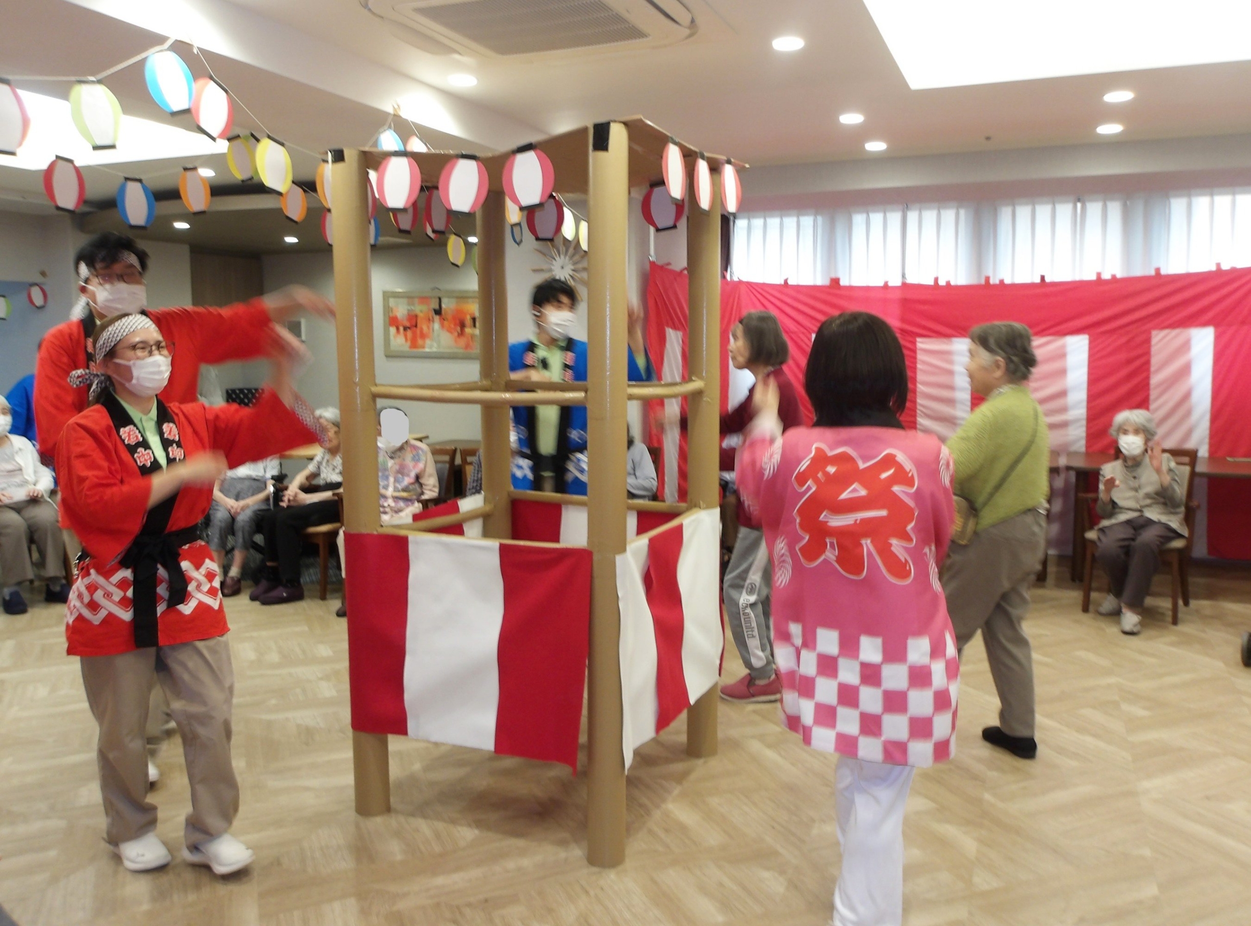 納涼祭2025②スイカ割り、お神輿と盆踊り-5　ニチイホーム野方