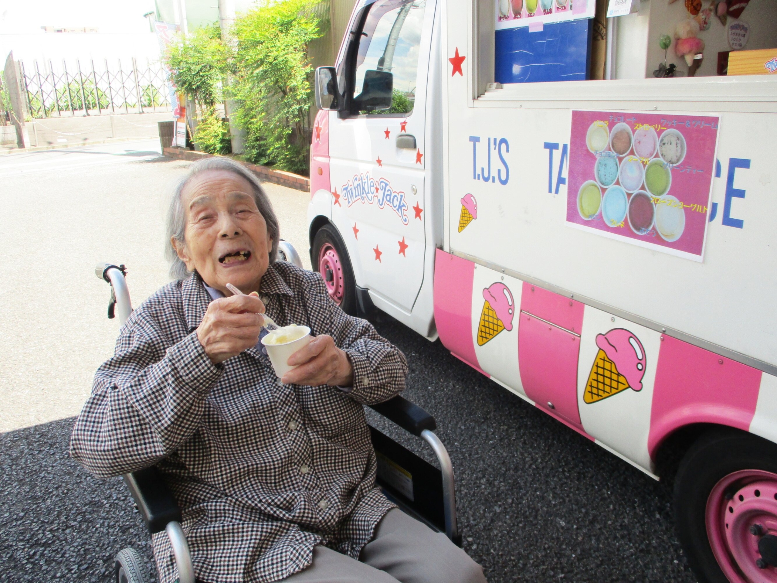 アイスのキッチンカー-1　ニチイホーム西武柳沢