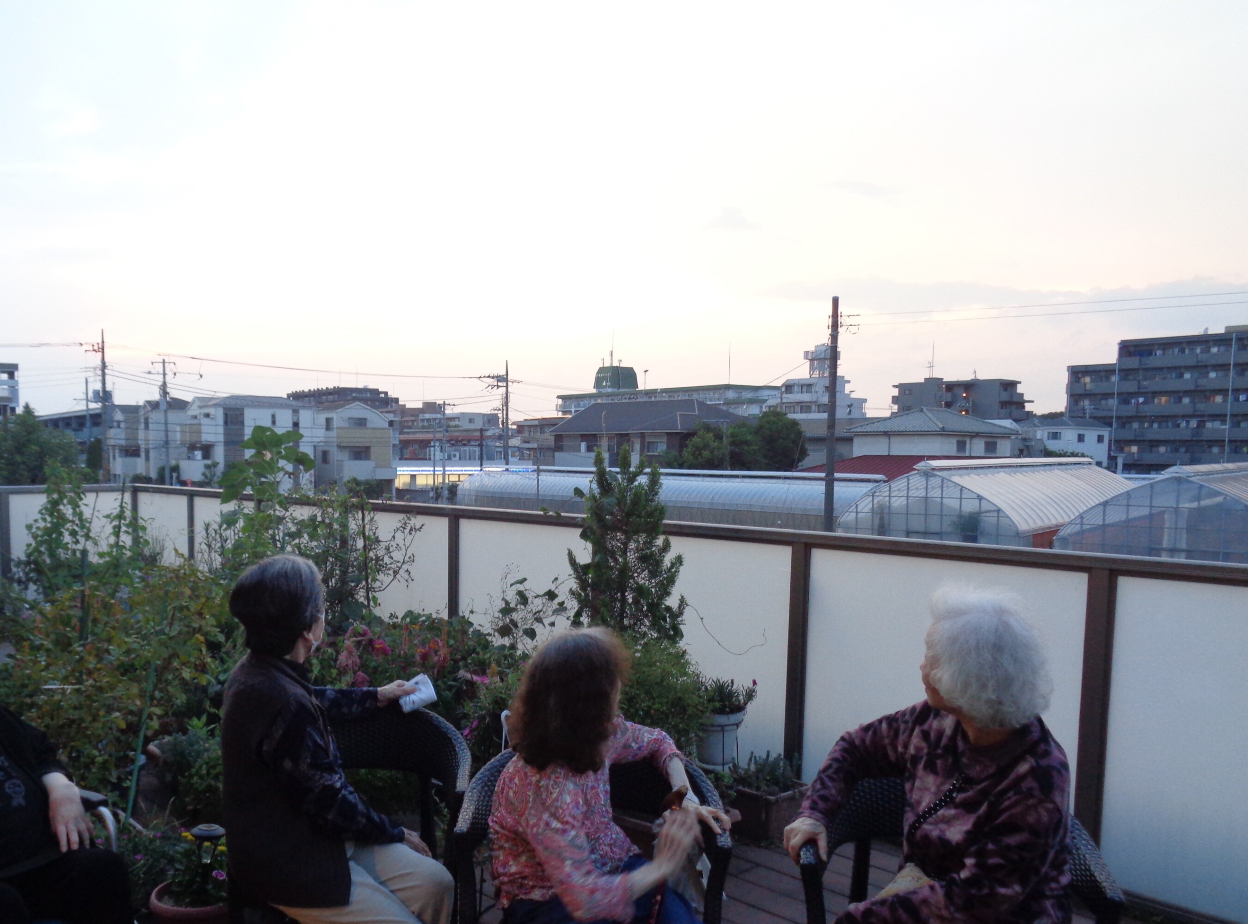 夜のテラスで花火-2　ニチイホーム都立家政