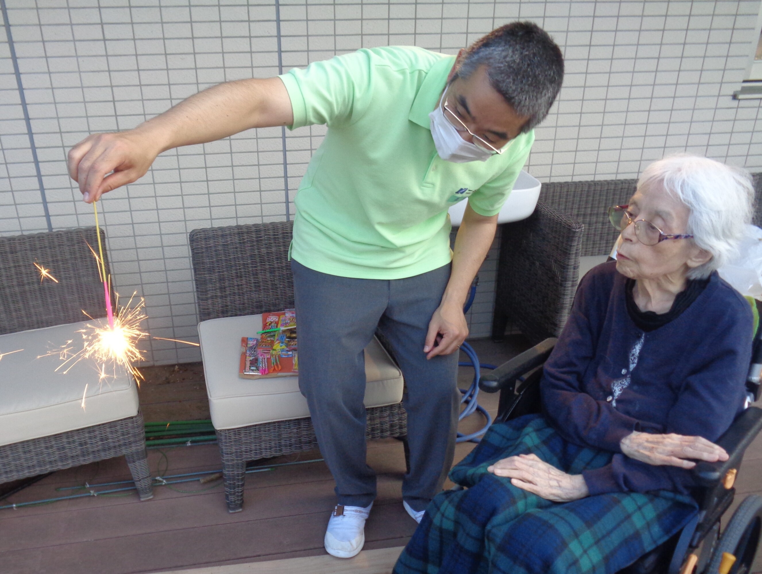 夜のテラスで花火-4　ニチイホーム都立家政