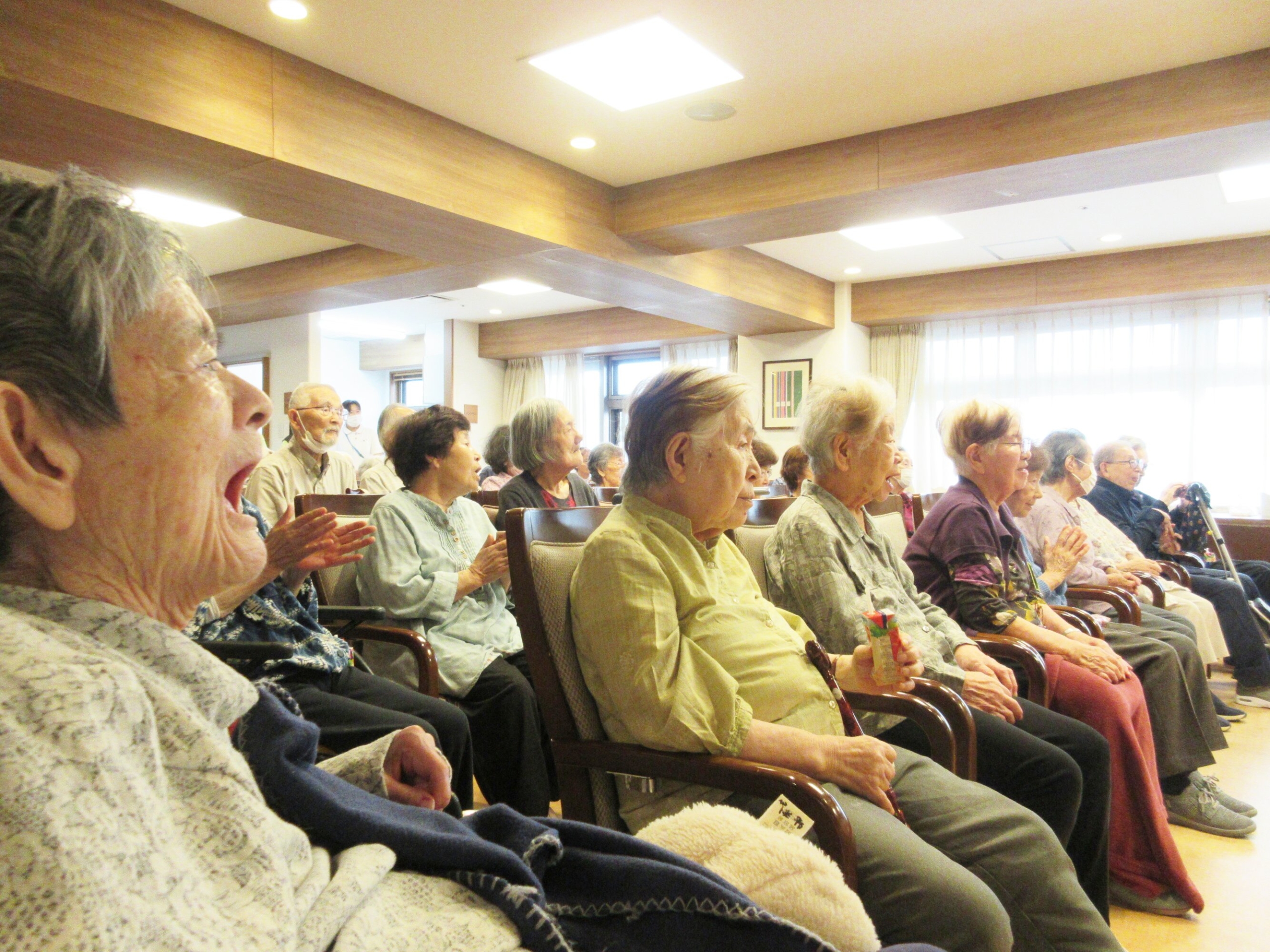 かわいい歌声で祝・敬老会-1　ニチイホーム朝霞