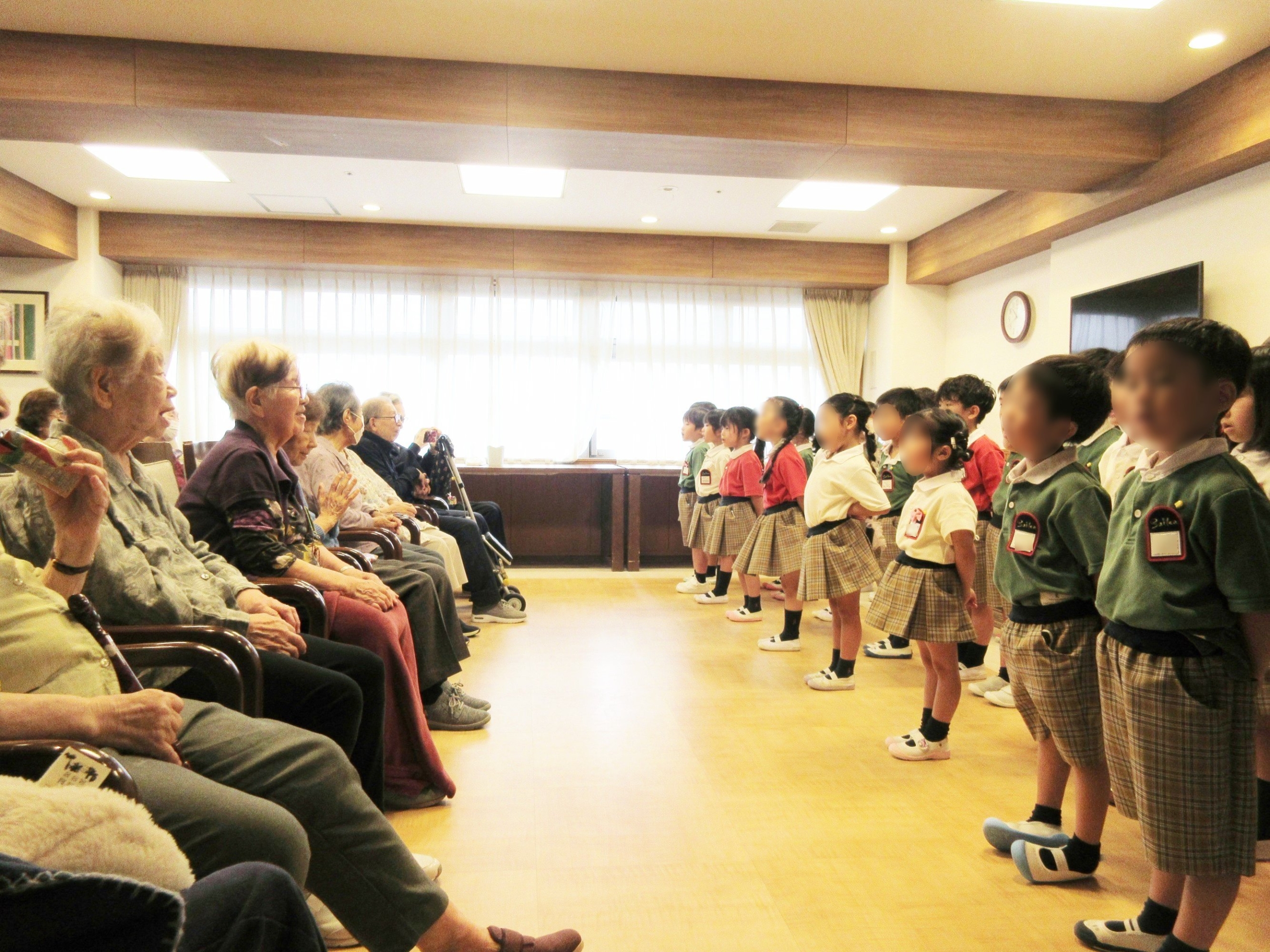 かわいい歌声で祝・敬老会-2　ニチイホーム朝霞