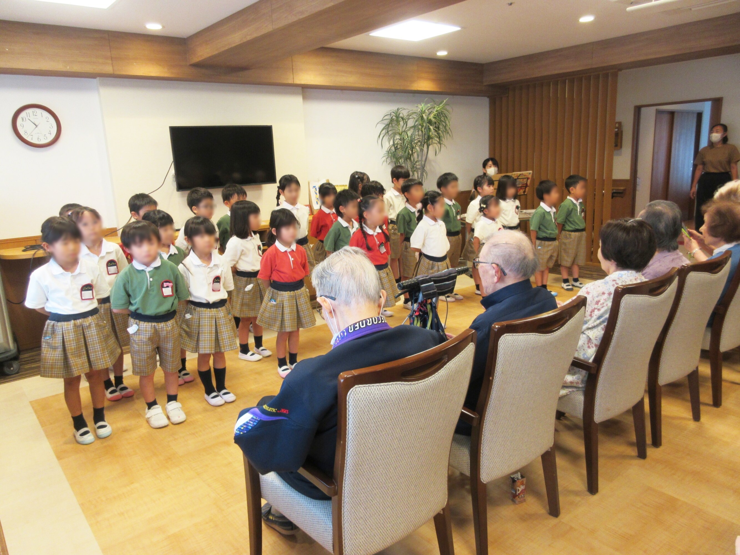 かわいい歌声で祝・敬老会-3　ニチイホーム朝霞