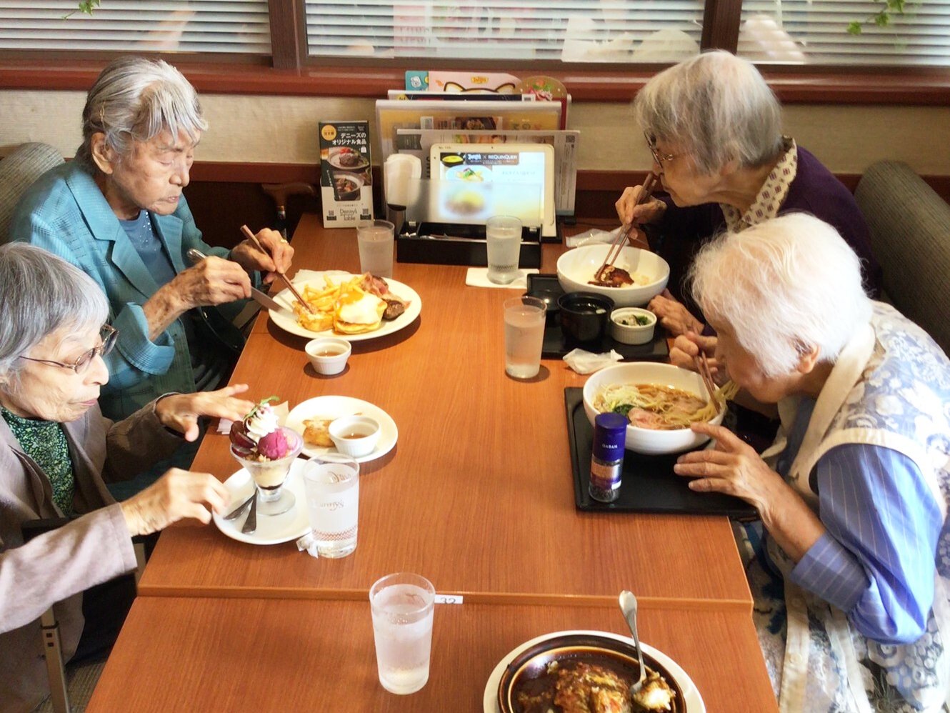ファミレスで女子会-1　ニチイホーム江戸川