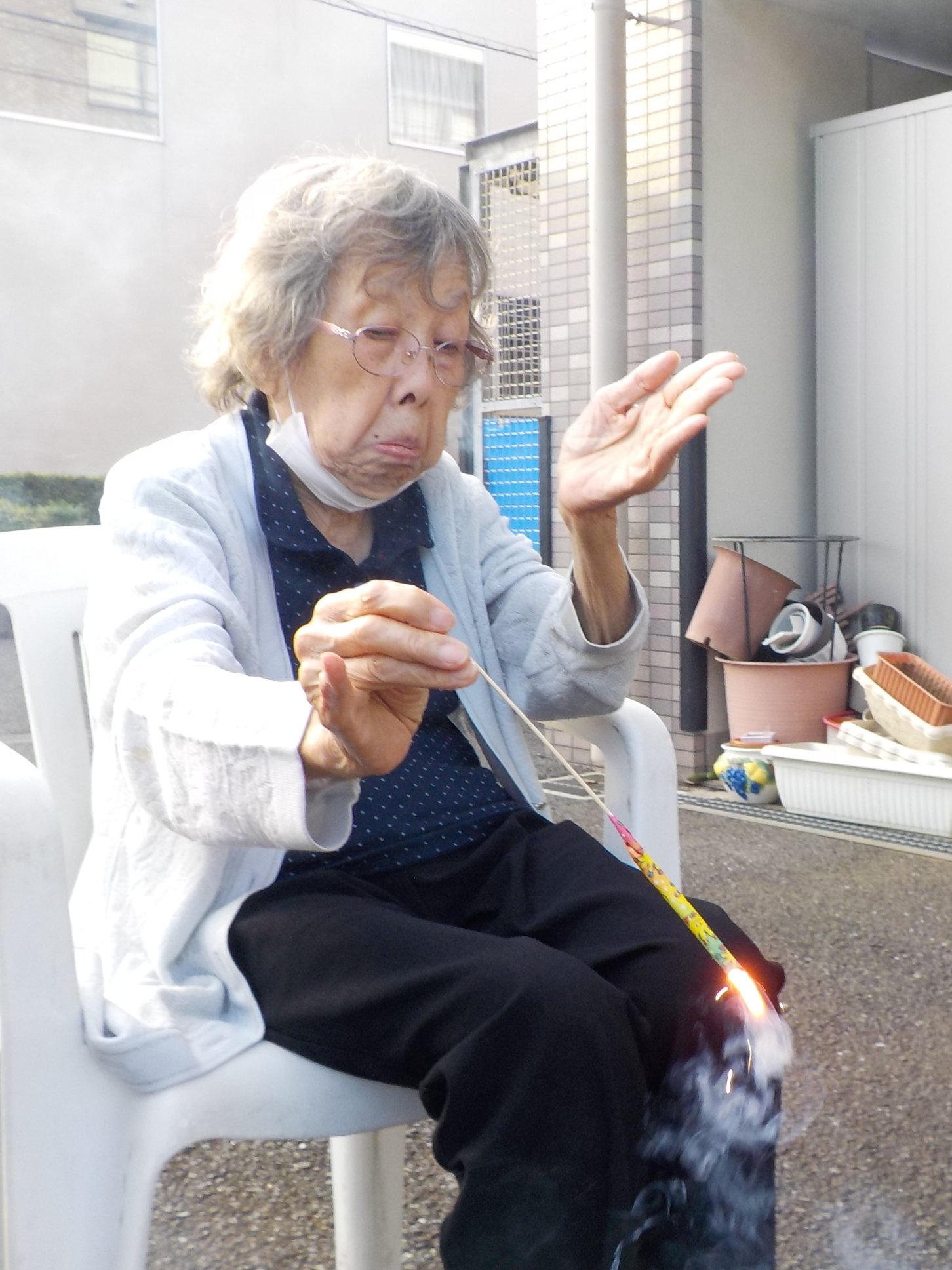 パチパチと、昔懐かしい夏の音-2　ニチイホームはるひ野
