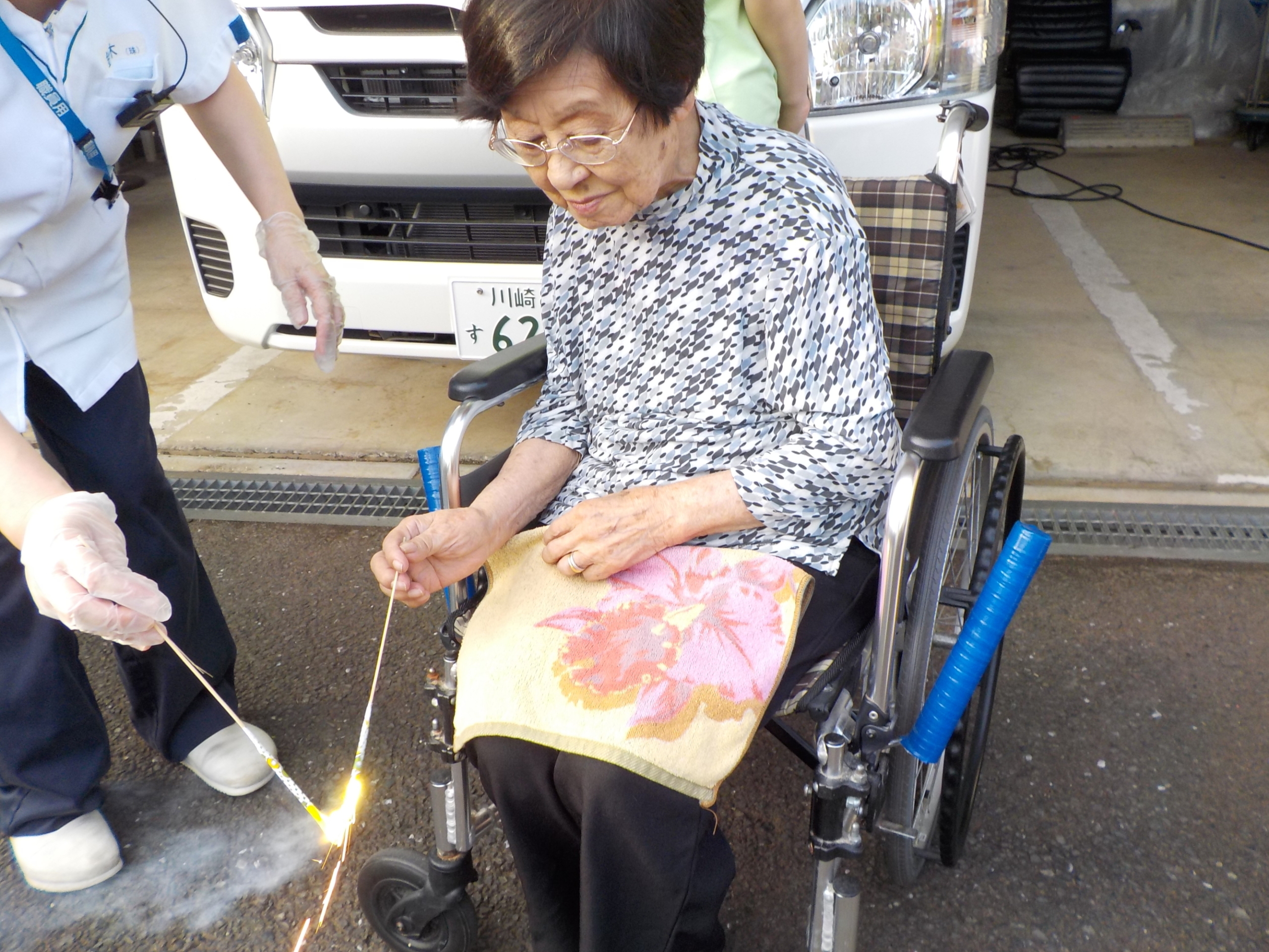 パチパチと、昔懐かしい夏の音-1　ニチイホームはるひ野